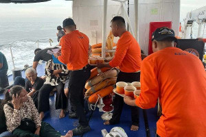  350 பேருடன் சென்ற படகு கடலில் கவிழ்ந்தது - பலர் பலி
