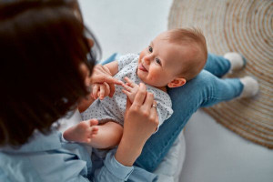 சீனாவில் 25 வயது அண்ணனை இடுப்பில் சுமக்கும் தங்கை