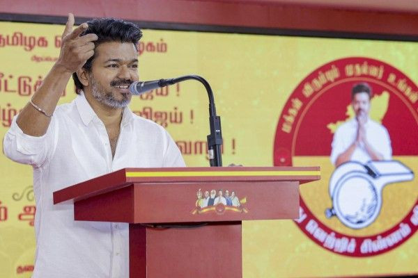 பணத்தை வாங்கிக் கொண்டு அவர்கள் காதில் விசில் ஊதி அனுப்புங்கள் - விஜய் 