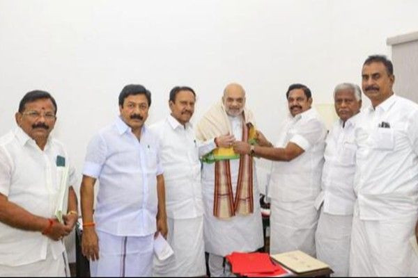 பரபரப்பான அரசியல் சூழலில்  எடப்பாடி பழனிசாமி இன்று டெல்லி பயணம்
