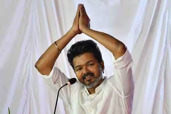 ஒருதலைபட்சம்; அதிகாரிகள் மீது தலைமை தேர்தல் அதிகாரியிடம் விஜய் புகார்