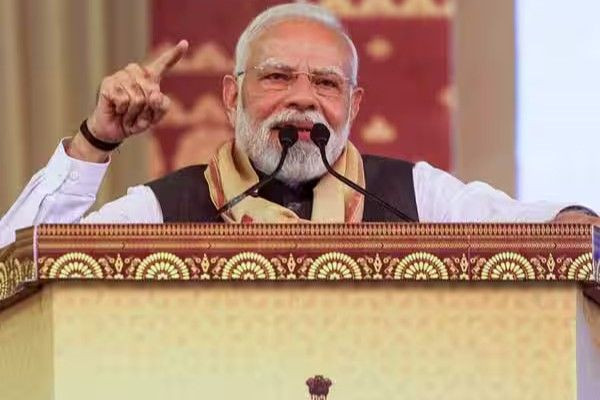 காங்கிரஸ், கம்யூனிஸ்ட் செய்வது ஓட்டு வங்கி அரசியல்; பிரதமர் குற்றச்சாட்டு