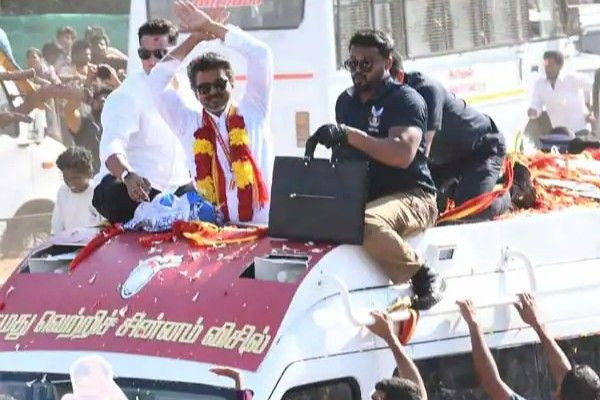 திருப்பூரில் நடந்த ரோடு ஷோவில் விஜய் பேசினார்!