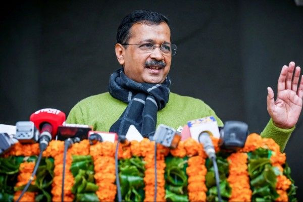 அதிமுக கூட்டணி வென்றால்  பாஜ முதல்வர் வந்து விடுவார் :  கெஜ்ரிவால்