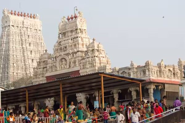 திருச்செந்துார் சுப்பிரமணிய சுவாமி கோவில் அதிகாரிகளை கூண்டோடு மாற்ற முடிவு