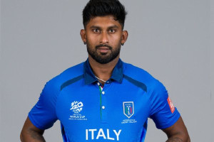 முழு நேர பீட்சா தயாரிப்பு! இடையில் கிரிக்கெட்  இத்தாலி வீரர் கிரிஷான் கலுகமகே