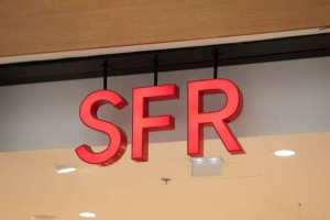 துப்பாக்கி மிரட்டலுடன் SFR கடையில்  40 தொலைபேசிகள் கொள்ளை!!