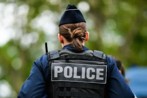 Saint-Denis : பெண் காவல்துறை வீரருக்கு விரல் வெட்டு!!