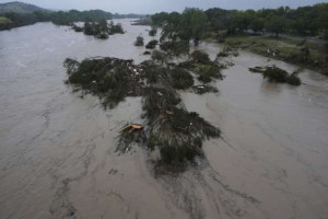 அமெரிக்காவில் திடீர் வெள்ளம்; 13 பேர் பலி, பல சிறுமிகள் மாயம்